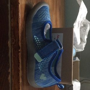 NWT. Adorable Hanna Andersson sandals. Girls 10.